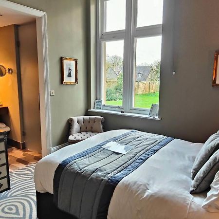 צ'ידל Oddfellows On The Park מראה חיצוני תמונה A bedroom at The Old Bank Hotel