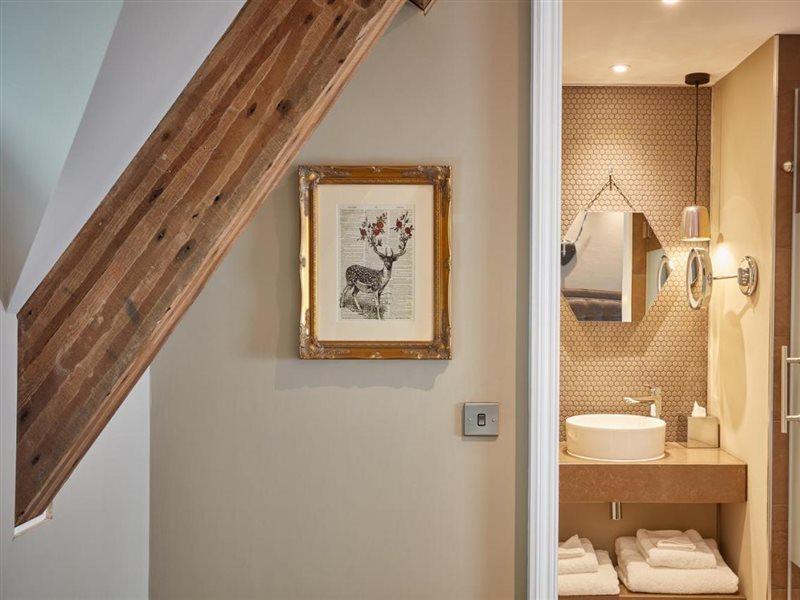 צ'ידל Oddfellows On The Park מראה חיצוני תמונה A bathroom at The Swan