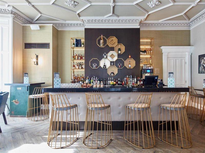 צ'ידל Oddfellows On The Park מראה חיצוני תמונה The bar at the 2018 refurbished hotel