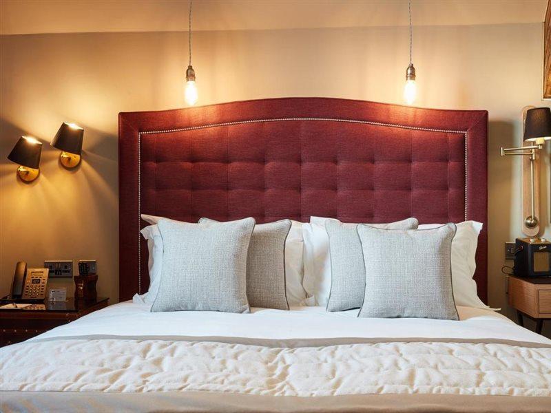צ'ידל Oddfellows On The Park מראה חיצוני תמונה A bed with a headboard