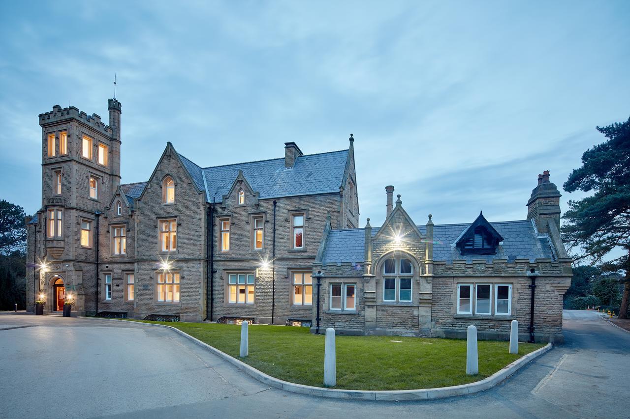 צ'ידל Oddfellows On The Park מראה חיצוני תמונה The former school buildings at night