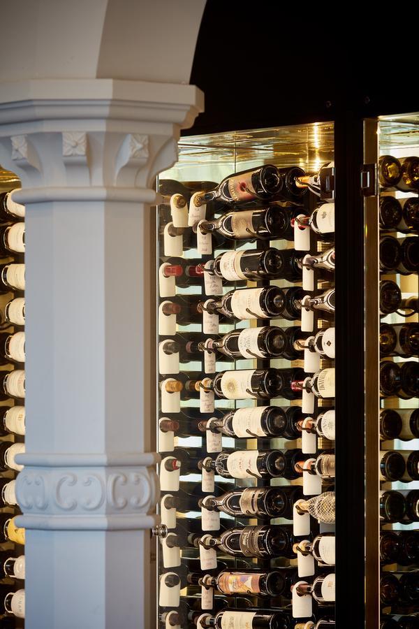 צ'ידל Oddfellows On The Park מראה חיצוני תמונה Wine rack