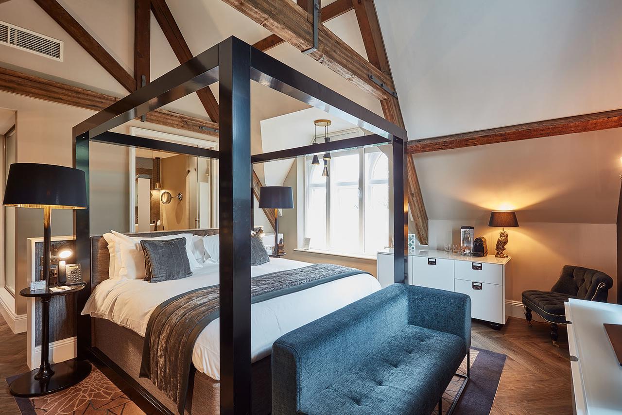 צ'ידל Oddfellows On The Park מראה חיצוני תמונה A bedroom at The Ivy Hotel