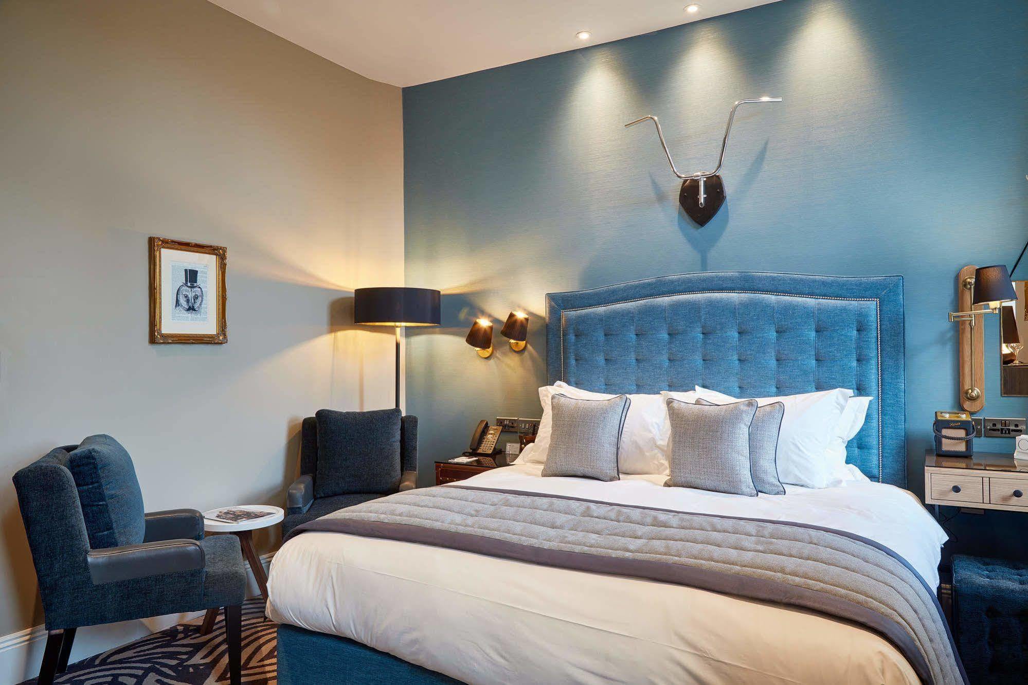 צ'ידל Oddfellows On The Park מראה חיצוני תמונה A bedroom at The Old Bank Hotel