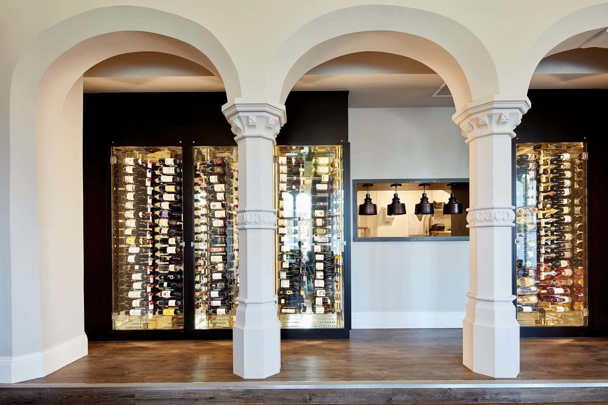 צ'ידל Oddfellows On The Park מראה חיצוני תמונה Wine display at the winery