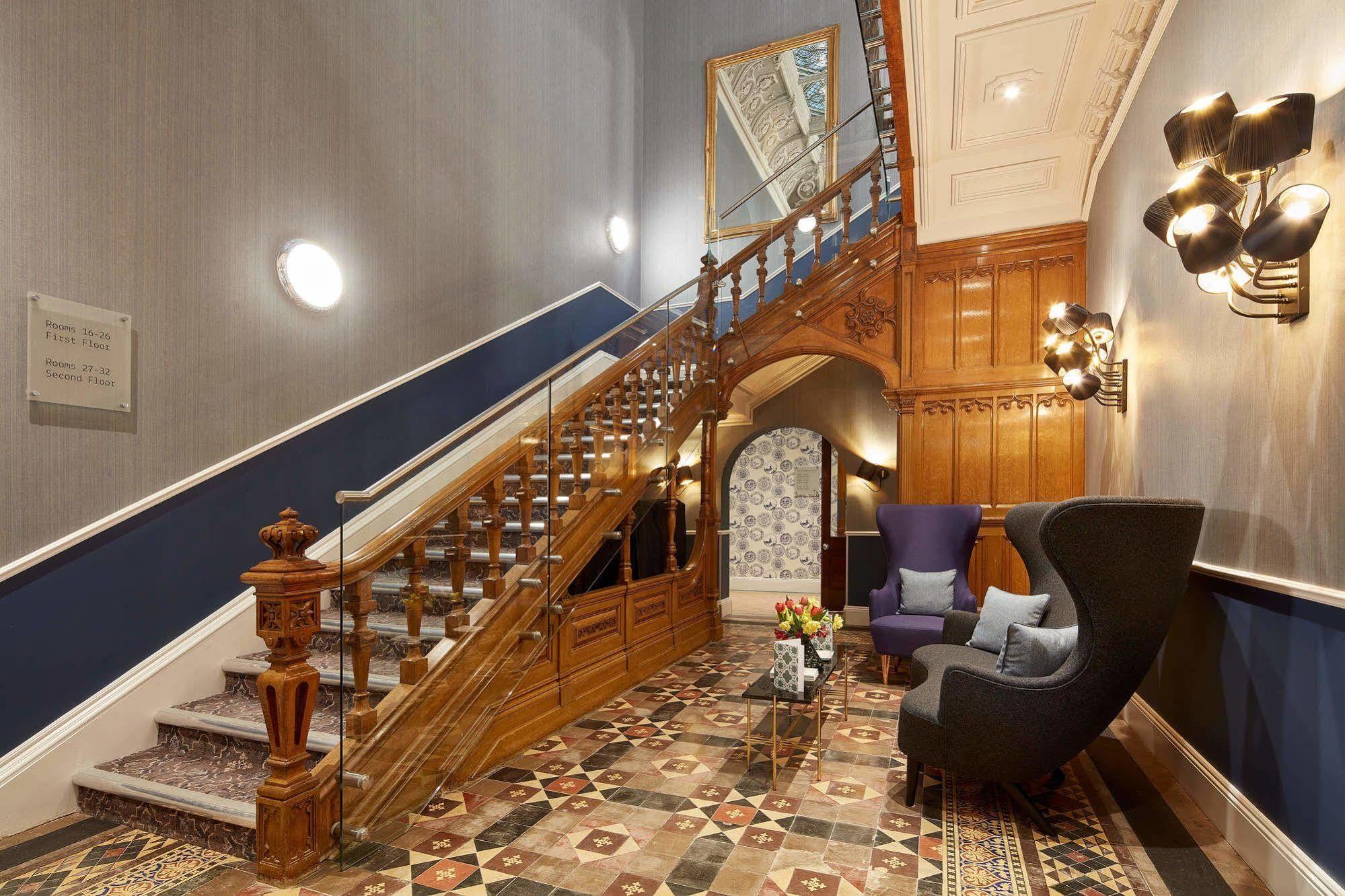 צ'ידל Oddfellows On The Park מראה חיצוני תמונה The staircase