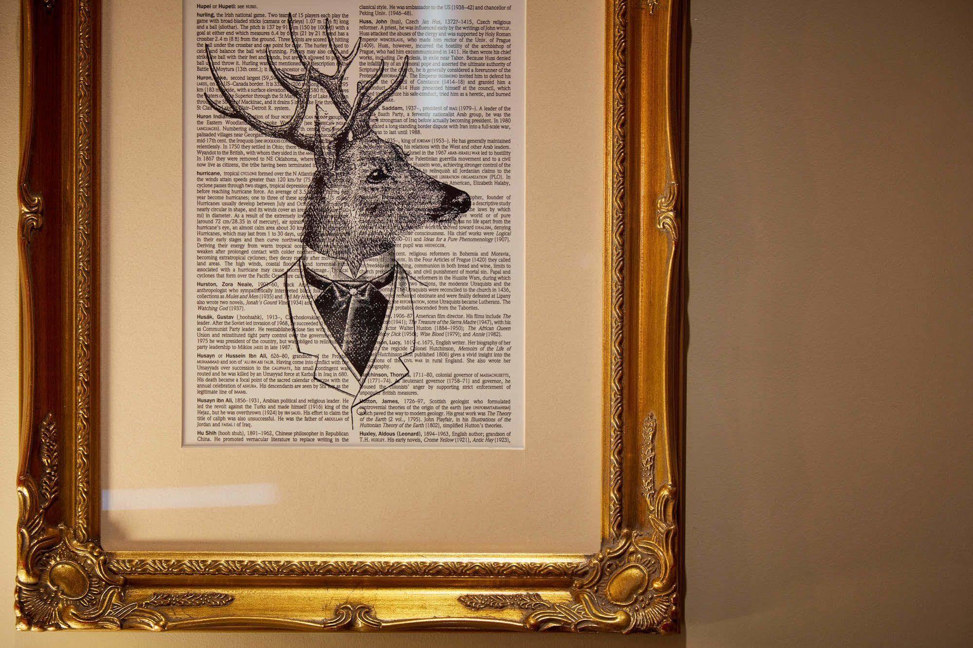 צ'ידל Oddfellows On The Park מראה חיצוני תמונה A framed print of a deer head with a bow tie