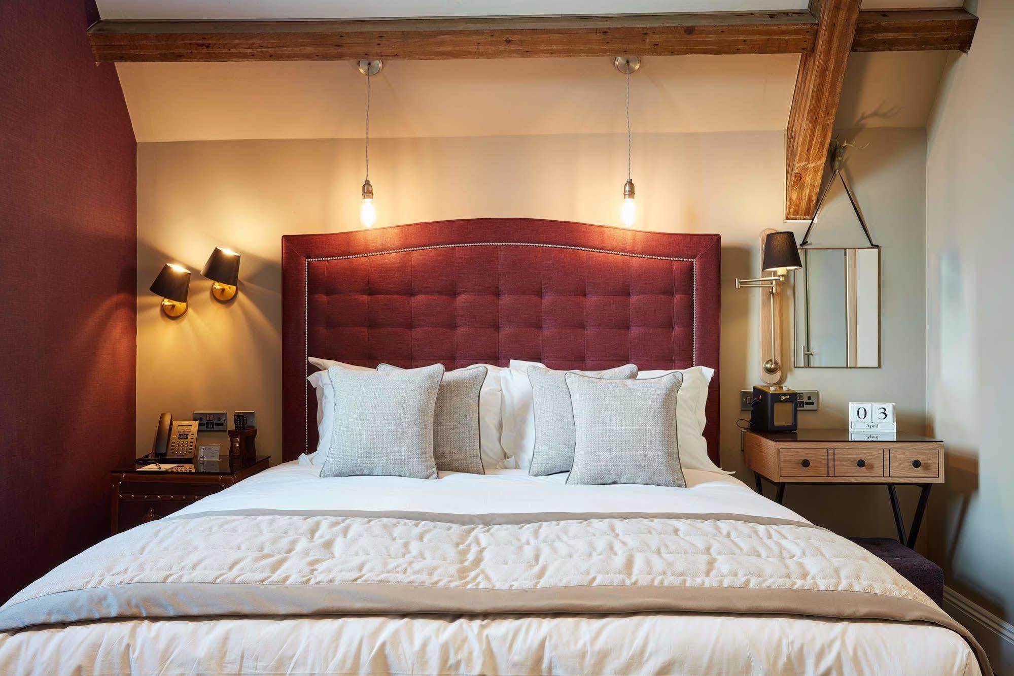 צ'ידל Oddfellows On The Park מראה חיצוני תמונה A bedroom at The Swan Hotel