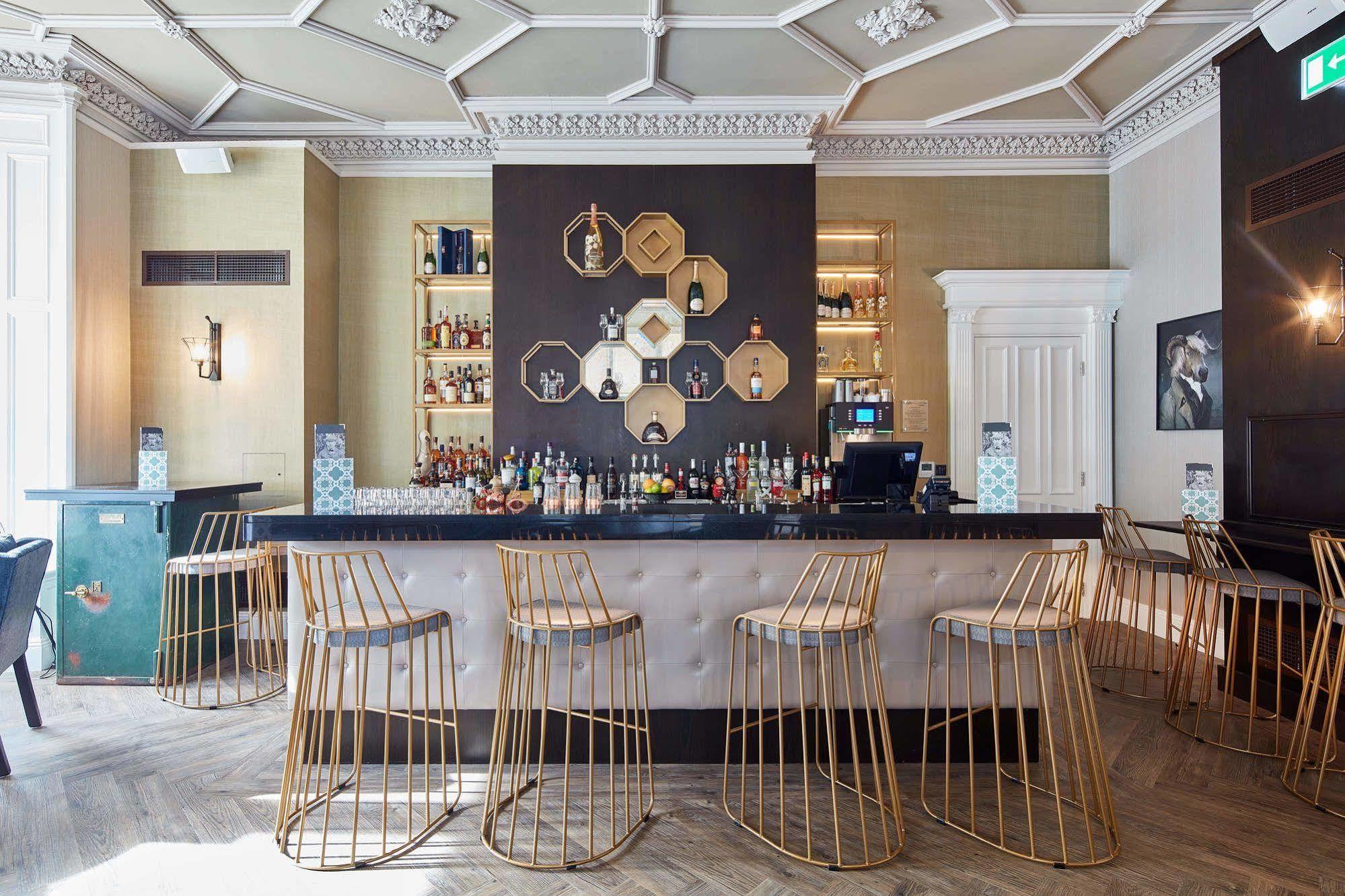 צ'ידל Oddfellows On The Park מראה חיצוני תמונה The bar at the 2018 refurbishment